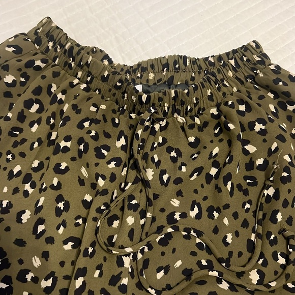 Adorable short - Picture 2 of 4